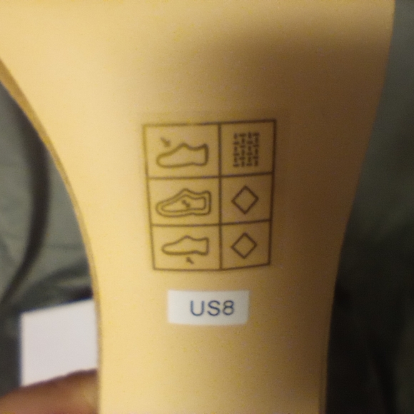 Redtop Beige Ankle Strap Heels Size 8 NWT - Picture 4 of 4